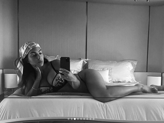 Nửa thâp kỷ bên danh thủ người Bồ Đào Nha, nhan sắc của mỹ nhân 9x ngày càng thăng hạng. Cô hiện có cuộc sống đủ đầy không chỉ vật chất mà còn nắm được trái tim của chàng cầu thủ nổi tiếng nhất nhì thế giới - điều mà bao chị em ao ước và ghen tị.