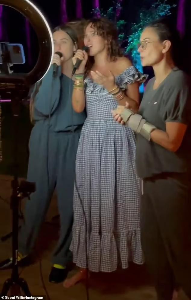 Scout Willis cũng chia sẻ khoảnh khắc hát karaoke bên chị gái và mẹ Demi Moore trong ngày mừng chị gái đón tuổi mới. Scout Willis cũng chia sẻ khoảnh khắc hát karaoke bên chị gái và mẹ Demi Moore trong ngày mừng chị gái đón tuổi mới.