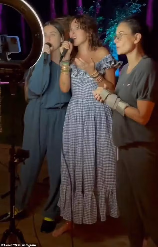 Scout Willis cũng chia sẻ khoảnh khắc hát karaoke bên chị gái và mẹ Demi Moore trong ngày mừng chị gái đón tuổi mới.