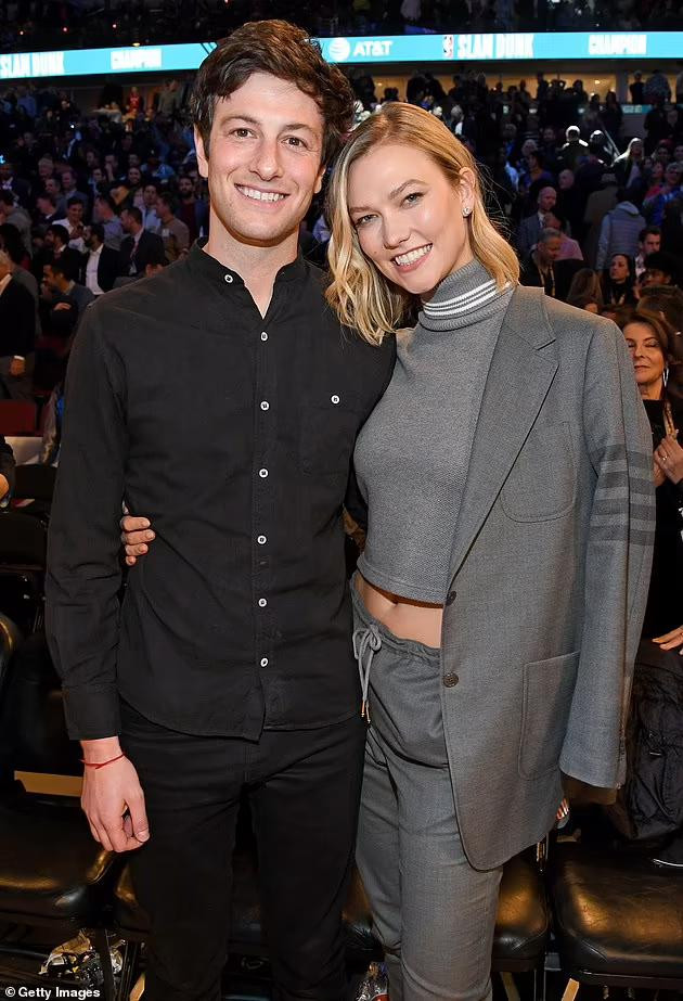Karlie Kloss kết hôn với bạn trai lâu năm Joshua Kushner (ảnh) là em trai Jared Kushner (chồng của Ivanka Trump, ái nữ của Tổng thống Mỹ Donald Trump) hồi cuối năm 2018 tại New York, trước sự chứng kiến của chưa đến 80 khách mời.