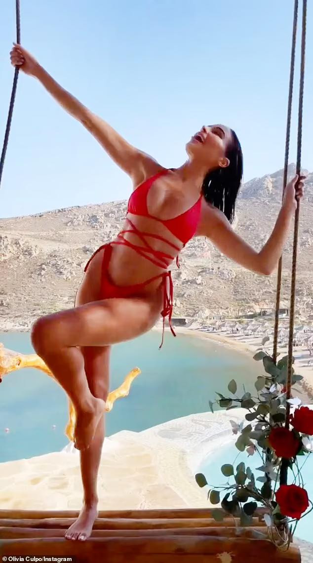 Olivia Culpo hút hồn fan với clip mặc áo tắm đỏ cắt xẻ, thả dáng đu đưa bên xích đu. Hình ảnh cắt ra từ clip cho thấy body săn chắc cực nóng bỏng của chân dài sinh năm 1992.