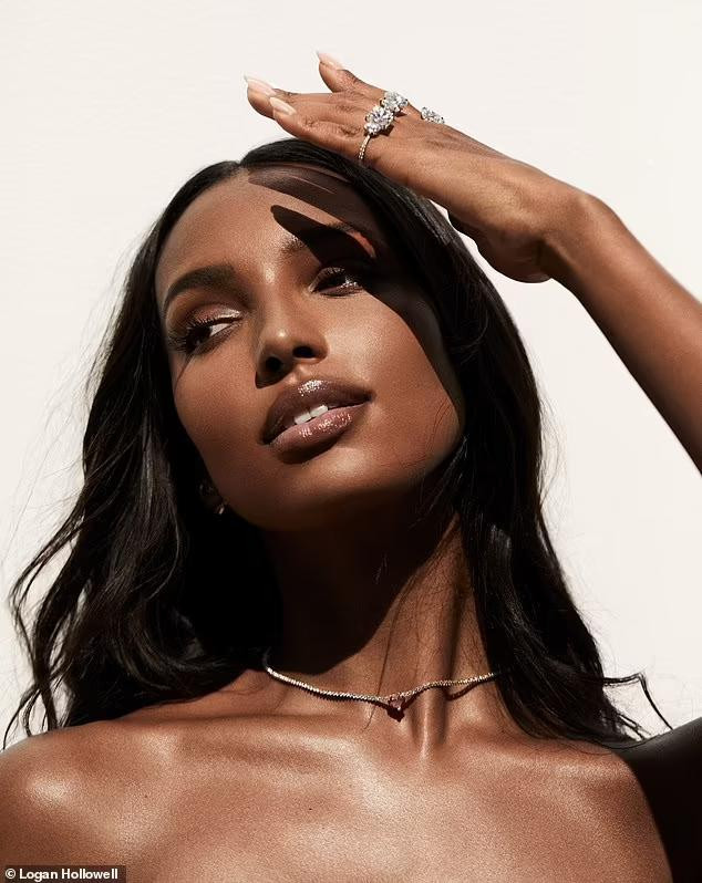 Cô vừa nhận lời cầu hôn của bạn trai Juan David Borrero hồi tháng 9 năm ngoái sau khoảng 4 năm hẹn hò. Chiếc nhẫn đính hôn của người đẹp được gắn viên kim cương 7 cara, trị giá khoảng 250 nghìn USD. Cô vừa nhận lời cầu hôn của bạn trai Juan David Borrero hồi tháng 9 năm ngoái sau khoảng 4 năm hẹn hò. Chiếc nhẫn đính hôn của người đẹp được gắn viên kim cương 7 cara, trị giá khoảng 250 nghìn USD.