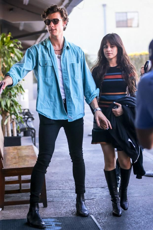 Camila Cabello và Shawn Mendes (ảnh) hẹn hò từ mùa hè năm 2019. Cô đã từng có khoảnh khắc và hình ảnh xinh đẹp điệu đà bên bạn trai.