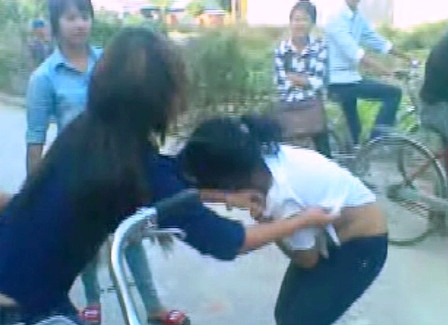 Không chỉ đánh, nhóm nữ sinh còn xé cả áo của em B