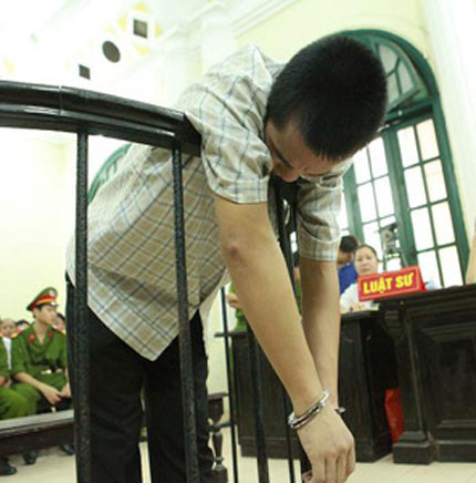 Đặng Trần Hoài không đứng vững khi biết chờ đón y là một bản án nghiêm khắc