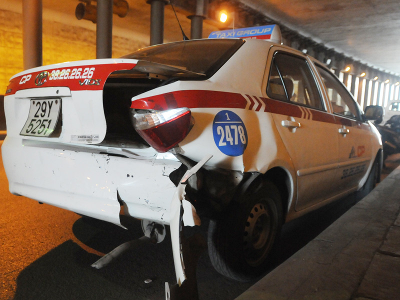 Cả phần đầu và đuôi xe