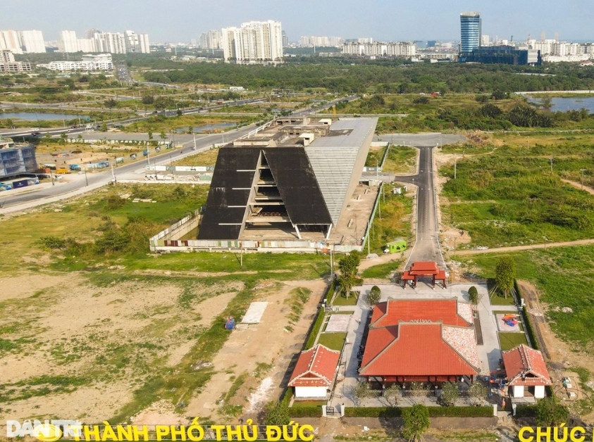 Khối bê tông thuộc công trình Trung tâm triển lãm quy hoạch TPHCM nằm cạnh đình thần An Khánh, chụp hồi tháng 3 (Ảnh: Hải Long). Khối bê tông thuộc công trình Trung tâm triển lãm quy hoạch TPHCM nằm cạnh đình thần An Khánh, chụp hồi tháng 3 (Ảnh: Hải Long).