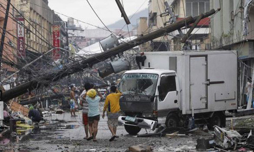 Cảnh hoang tàn khủng khiếp tại Tacloban - Ảnh: Reuters. Cảnh hoang tàn khủng khiếp tại Tacloban - Ảnh: Reuters