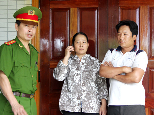 Cửa nhà Chủ tịch UBND xã Xuân Viên (Nghi Xuân, Hà Tĩnh). Vợ Chủ tịch (ở giữa) cho biết chồng bà đang ở Hà Nội chữa bệnh