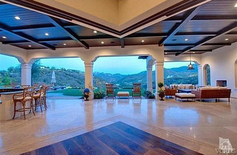 Phòng khách ấm cúng, lộng lẫy Bể bơi ngoài trời rộng rãi Phòng bếp đầy đủ tiện nghi Phòng ăn liền kề với một quầy bar trong nhà. Phòng khách ấm cúng, lộng lẫy Bể bơi ngoài trời rộng rãi Phòng bếp đầy đủ tiện nghi Phòng ăn liền kề với một quầy bar trong nhà.