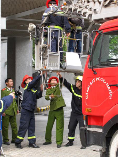 Công việc cứu người bị nạn được ưu tiên trước