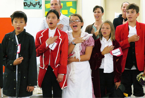 Sau hơn hai tiếng học tập sôi nổi, mỗi nhóm được giáo viên nhận xét và cho điểm. Buổi học khép lại với nghi lễ chào cờ và hát quốc ca Mỹ