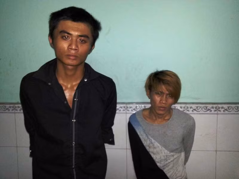 Tên Thọ chở tên Trung (áo đen) đi cướp. Tên Thọ chở tên Trung (áo đen) đi cướp