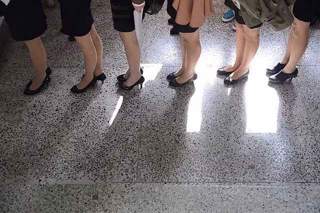 Hầu hết đều chọn trang phục váy đen ngắn, giày không quá cao