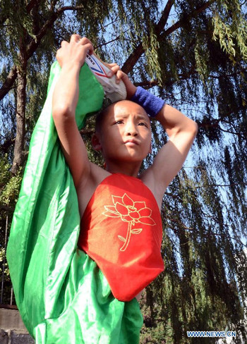 Một võ sinh nhí trình diễn độ dẻo như diễn viên xiếc.