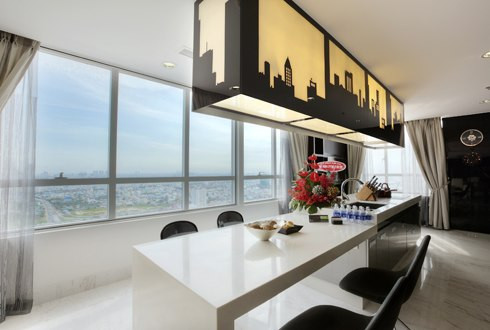 Gian bếp khô hiện đại của căn biệt thự thông hộ và thông tầng với nhiều view nhìn cảnh Sài Gòn từ trên cao. Ảnh: Vũ Lê