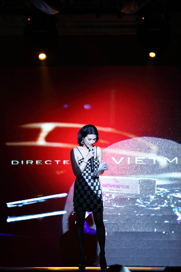 Diễn viên Kathy Uyên đảm nhận vai trò MC của buổi mini show