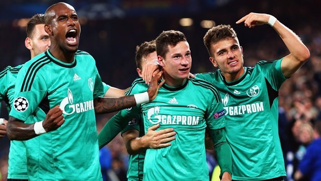 Các cầu thủ Schalke mừng chiến thắng. Các cầu thủ Schalke mừng chiến thắng