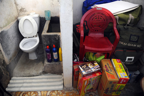 Hố xí bệt được xây theo yêu cầu của ông Vũ. Theo quy định buồng giam, mỗi phạm nhân có 2 m2, nhưng nơi ông Vũ và phạm nhân cùng phòng bị giam có sân chung khoảng 40 m2, phòng tắm, chỗ để nấu ăn.