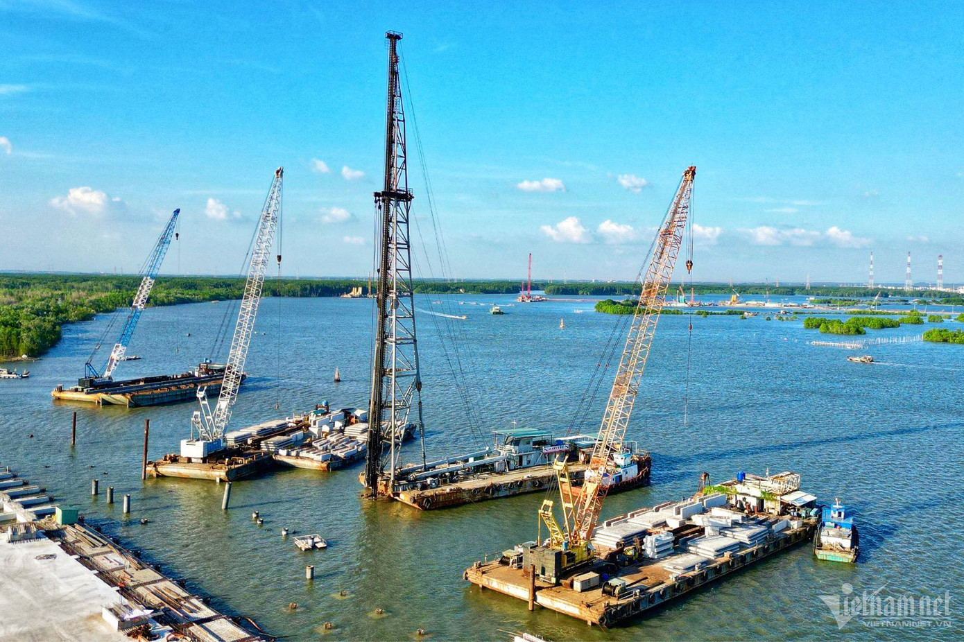 Toàn bộ máy móc, vật liệu được vận chuyển bằng đường thủy để phục vụ xây dựng công trình này vì chưa có đường bộ kết nối. Hiện tại, chủ đầu tư đã huy động nhiều sà lan, máy móc, nhân lực,… để phục vụ thi công.