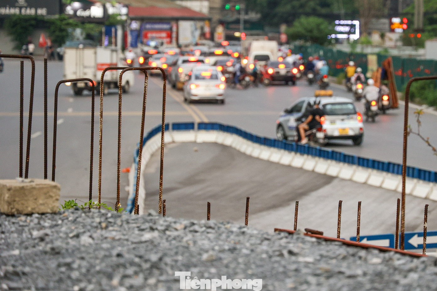 Những cốt thép đang dần hoen rỉ sau nhiều năm chờ đợi tiếp tục thi công.