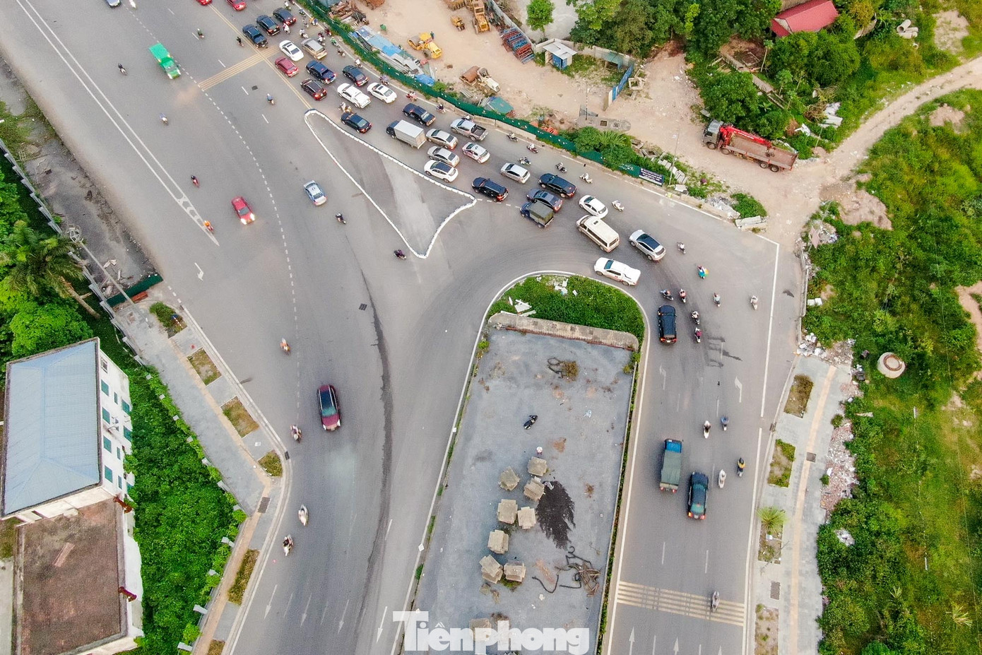 Tuy đã thông xe được gần 4 năm nay nhưng hạng mục cầu vượt (từ đại lộ Chu Văn An sang đường Phúc La) giao với đường 70 vẫn dang dở, quá trình thi công đình trệ nhiều năm.