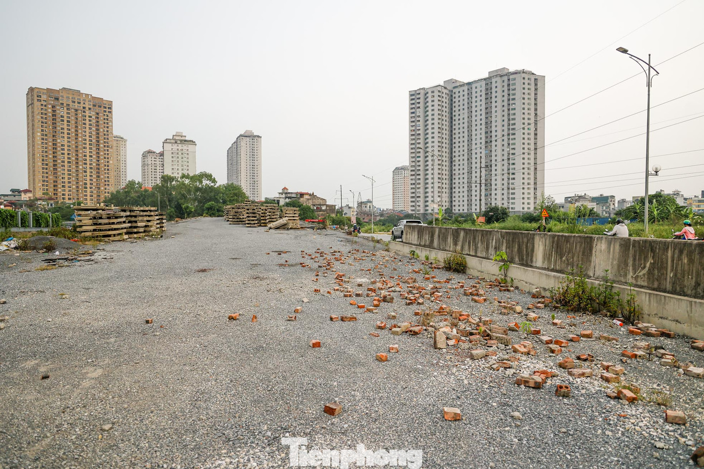 Cầu vượt thi công bỏ dở thành nơi tập kết vật liệu xây dựng, rác thải... ngay trên đại lộ nghìn tỷ.