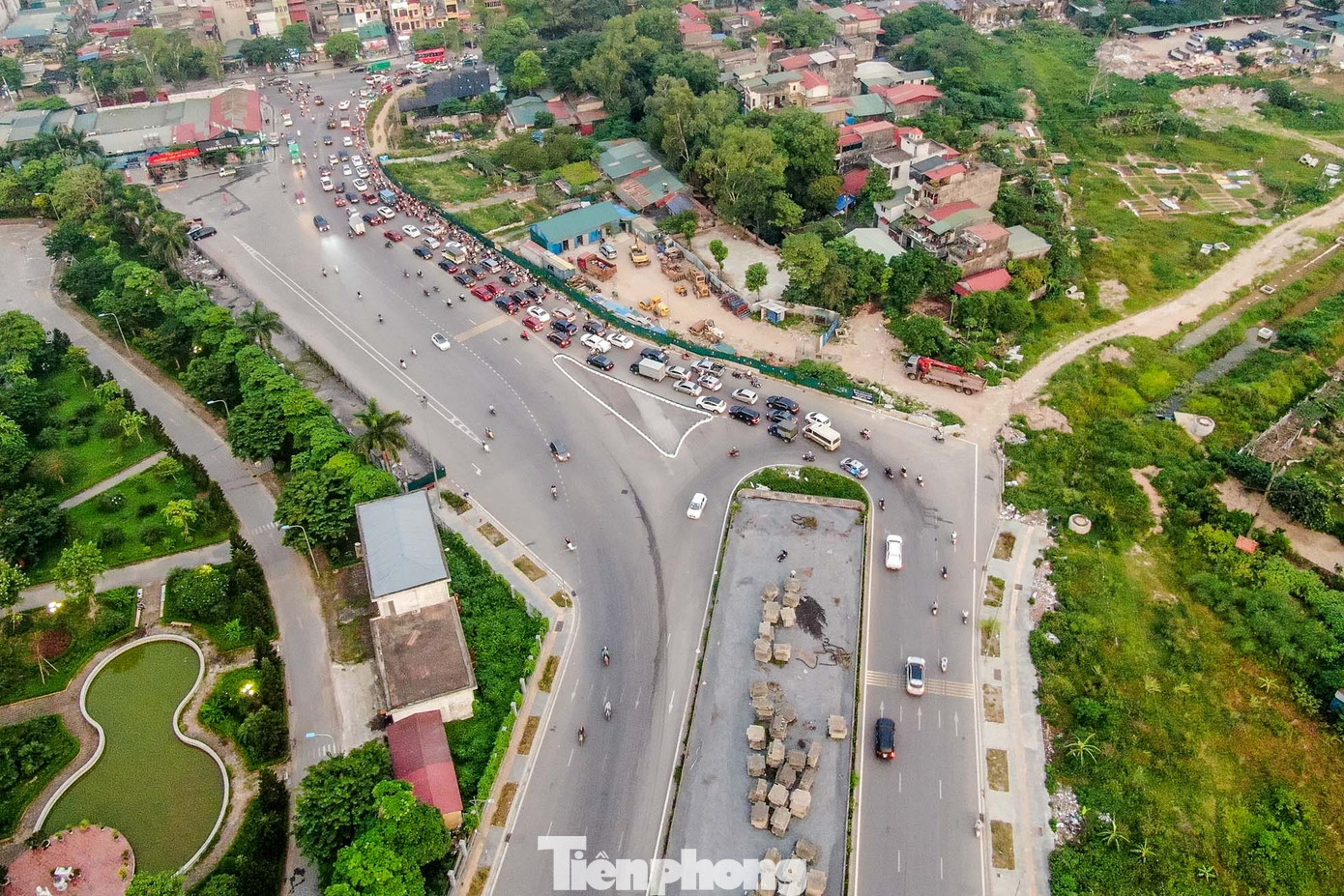 Mặt bằng mới chỉ giải phóng được khoảng 1/3, còn nhiều nhà xưởng và nhà dân tại đây vẫn chưa có phương án di dời.