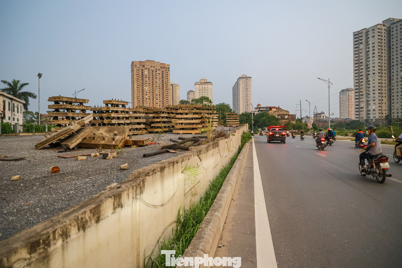 Công trình cầu vượt trên đại lộ Chu Văn An bị bỏ hoang không chỉ gây lãng phí mà còn ảnh hưởng trực tiếp đến cuộc sống của người dân, gây mất mỹ quan đô thị.