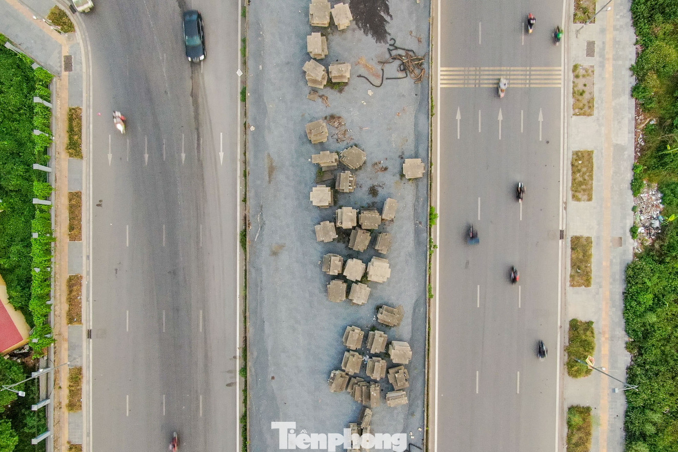 Thay vì có thể đi thẳng sang đường Phúc La, phương tiện lưu thông đến nút giao phải vòng ra hướng Bệnh viện K để ra đường 70. Điều này gây ùn tắc giao thông tại khu vực ngã 3 trên đặc biệt vào giờ cao điểm hay xảy ra tình trạng kẹt cứng.