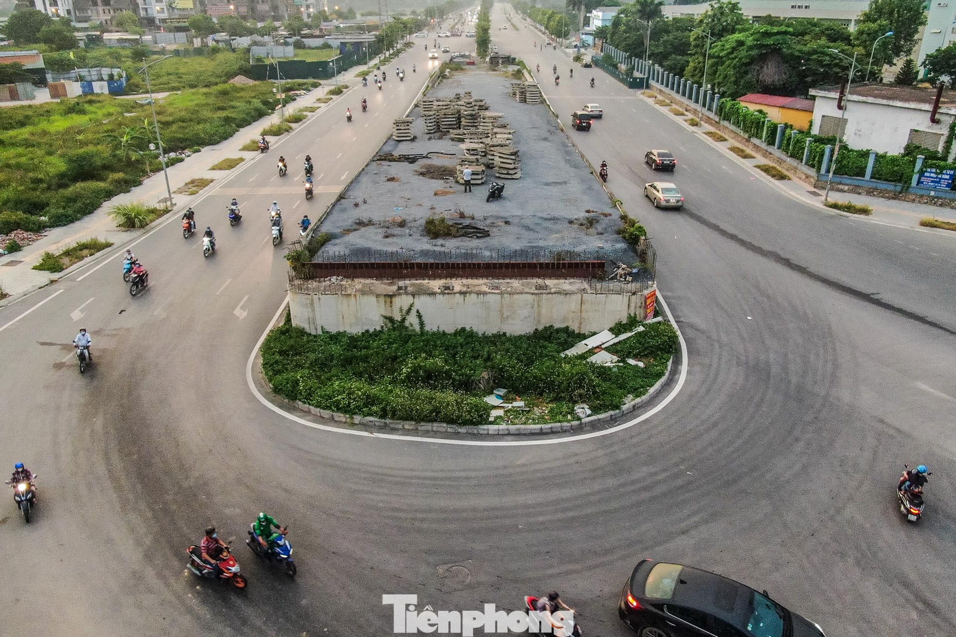 Nguyên nhân dẫn đến tình trạng trên được biết do vướng mắc giải phóng mặt bằng, vẫn còn 2/3 hộ dân chưa di dời ra khỏi khu vực thi công dự án.