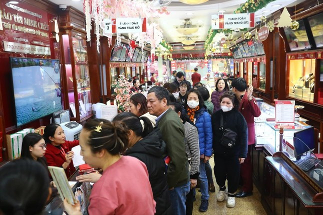 Người dân xếp hàng dài chờ mua vàng tại cửa hàng trên phố Trần Nhân Tông (Hai Bà Trưng, Hà Nội) Ảnh: Duy Phạm.