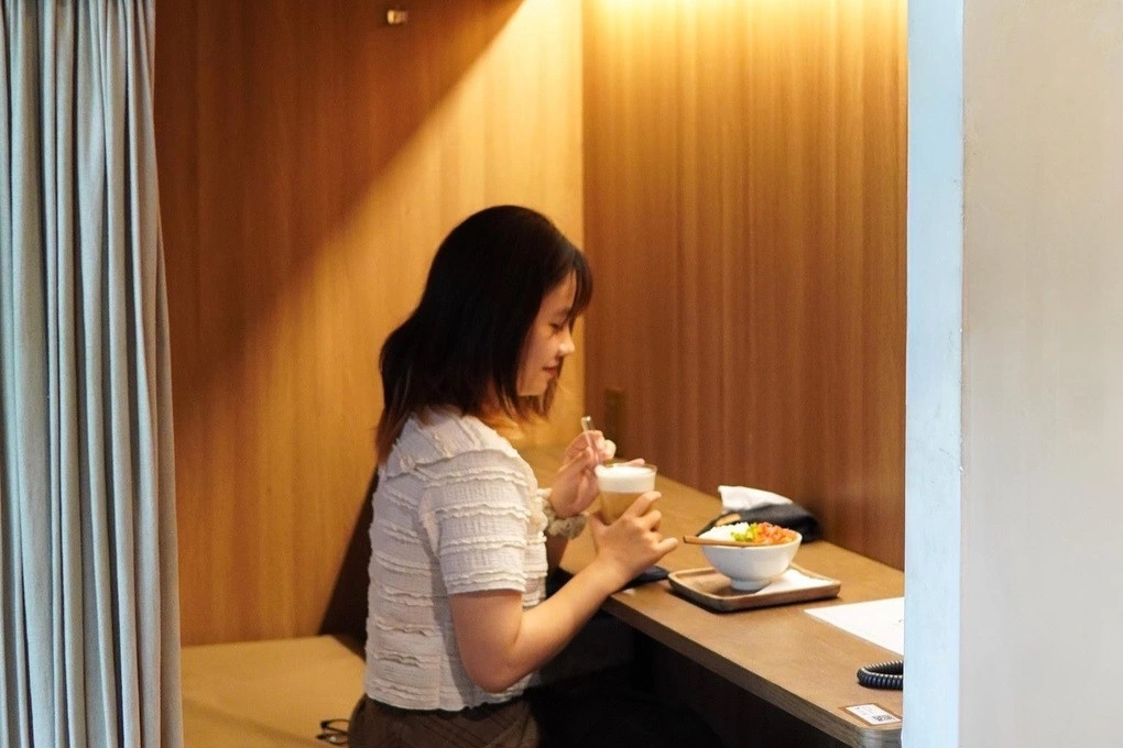 Mặc dù nở rộ dịch vụ thế nhưng nhiều người chia sẻ rằng việc đến cà phê giường nằm vẫn gây buồn chán, dễ ngủ (Ảnh minh họa: Chidori coffee).