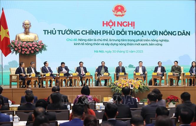 Thủ tướng Phạm Minh Chính và đại diện các bộ, ngành đối thoại với nông dân. Ảnh: Dương Giang/TTXVN