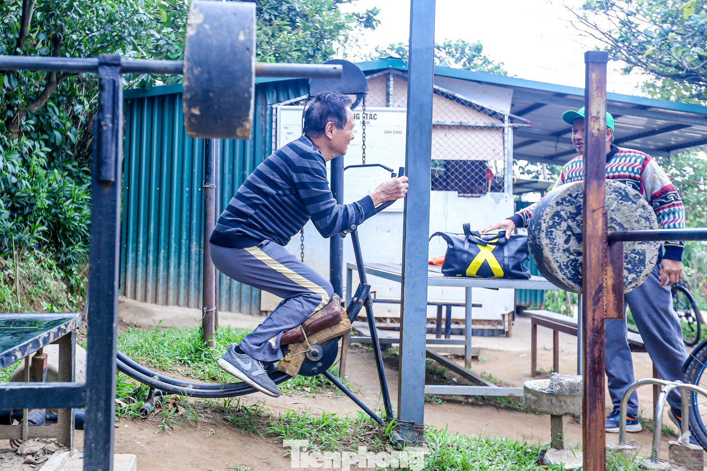 Những người tắm ở đây cho rằng đó là cách luyện sức khoẻ, tăng đề kháng trong những ngày giá rét.