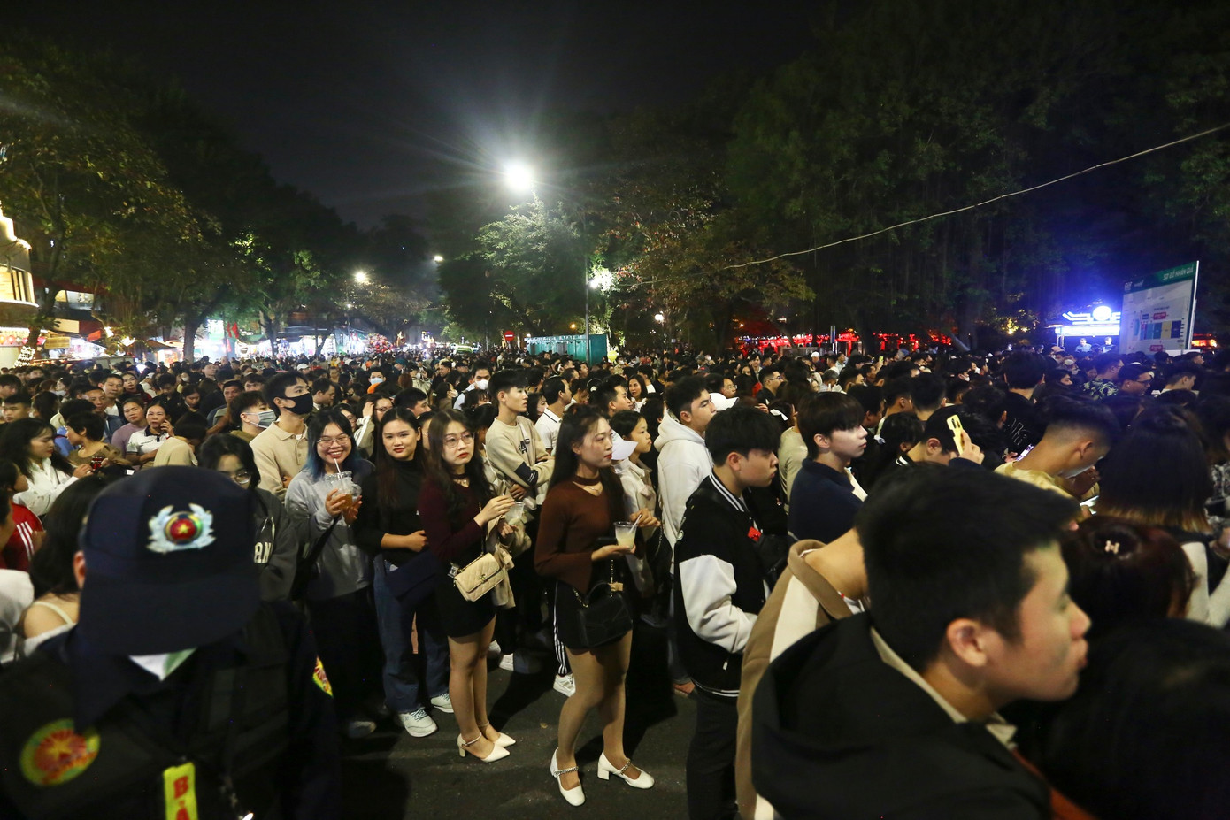 Thời tiết thuận lợi, ấm áp nên nhiều người dân, du khách chọn phố đi bộ Hồ Hoàn Kiếm để đón năm mới.