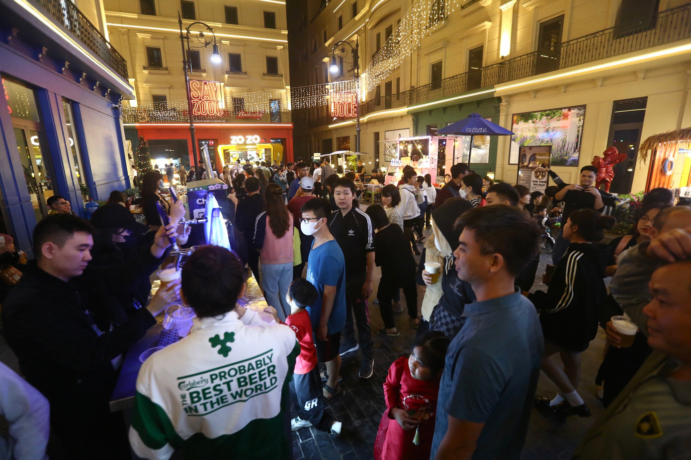 Các khu vực phát bia đều đông đúc người đến xếp hàng.