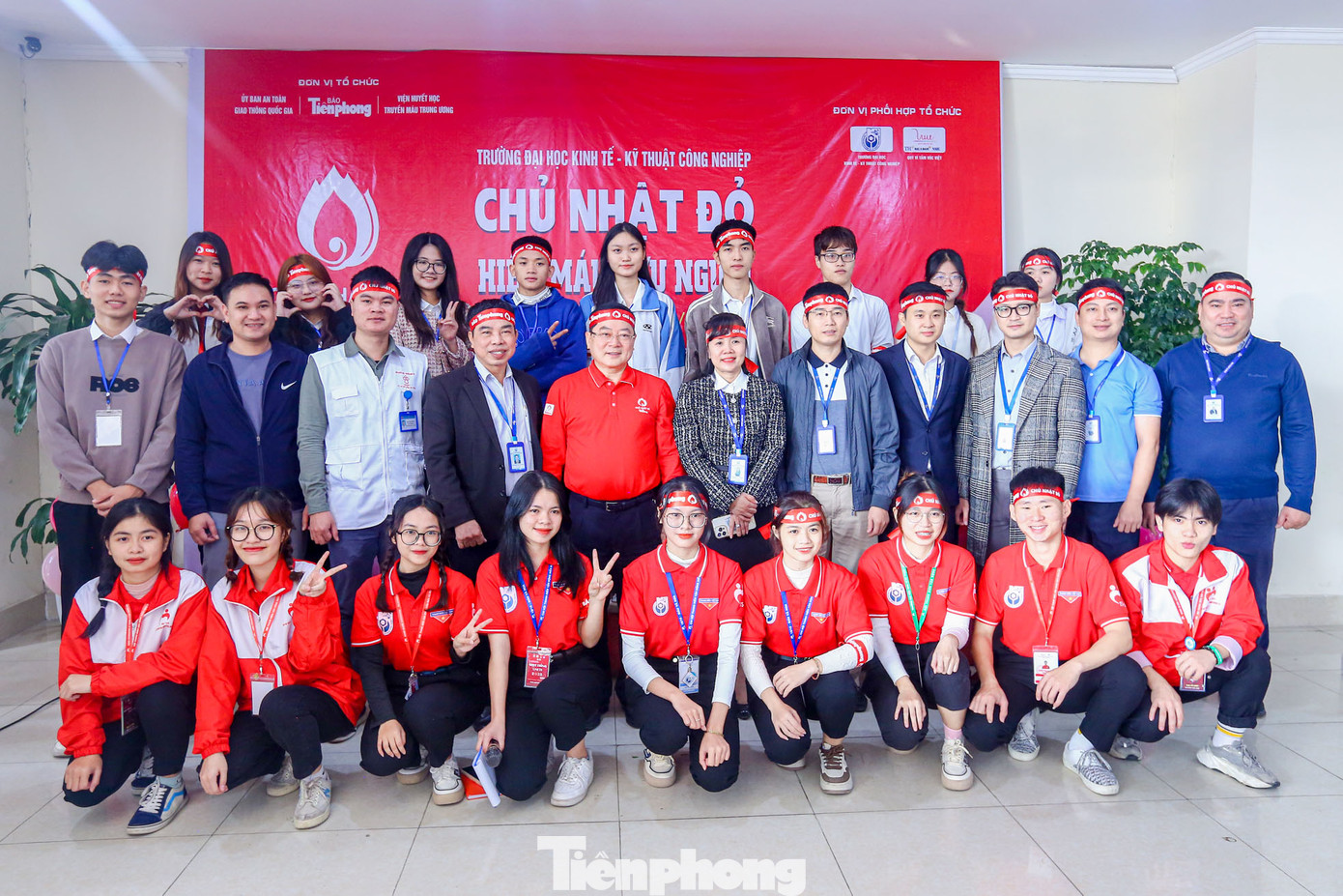 Ban Tổ chức chụp ảnh cùng Đoàn Thanh niên, Hội sinh viên và các bạn tham gia hiến máu.