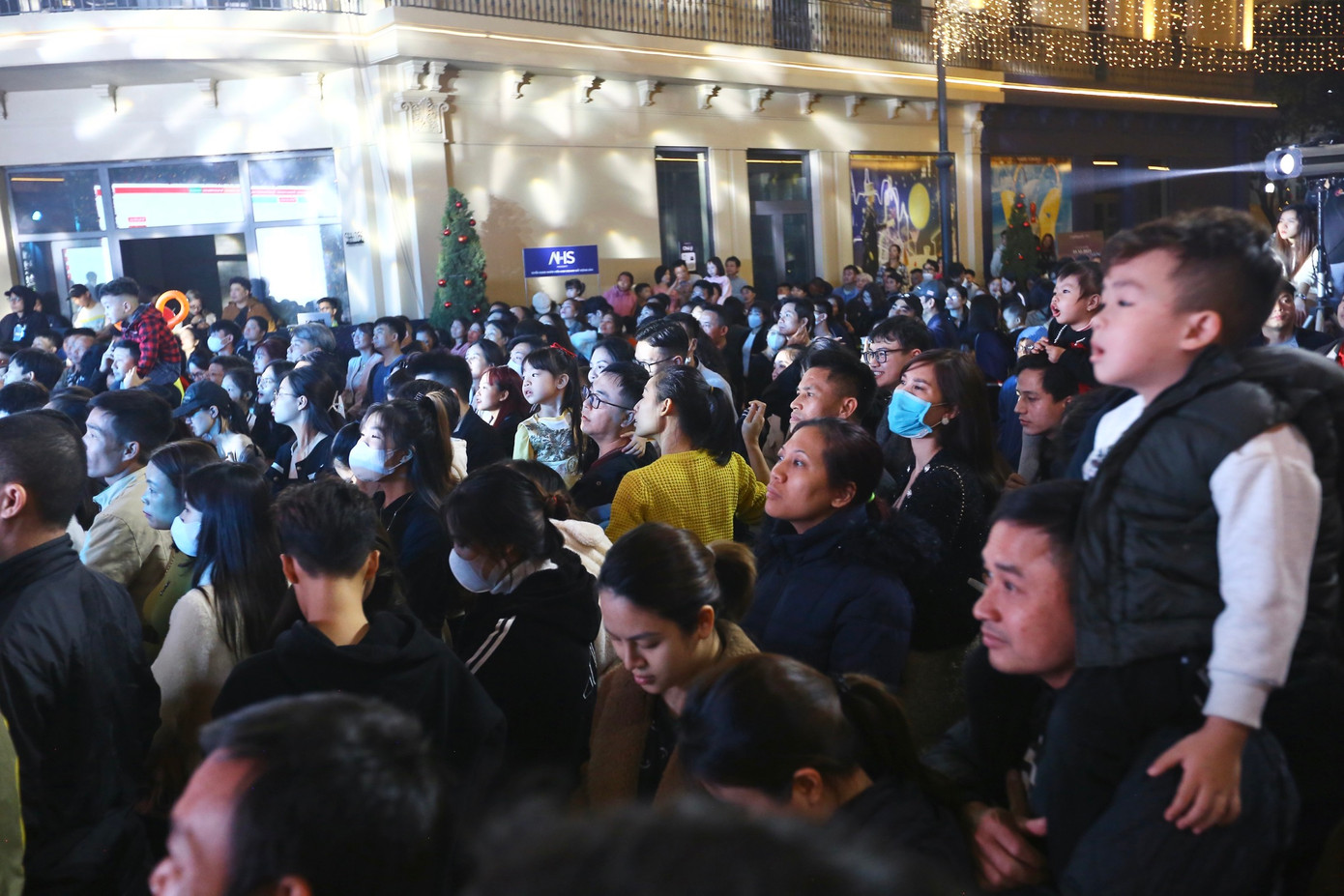 "Biển người" chờ đón năm mới 2024 tại phố đi bộ kiểu châu Âu.