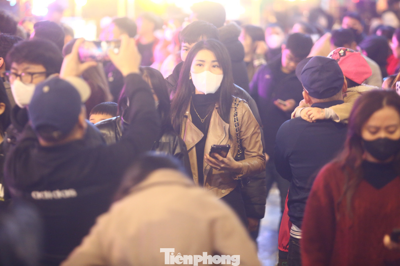 Càng về đêm, lượng người đến phố đi bộ kiểu châu Âu càng đông, không khí Giáng sinh tràn ngập cả con phố.