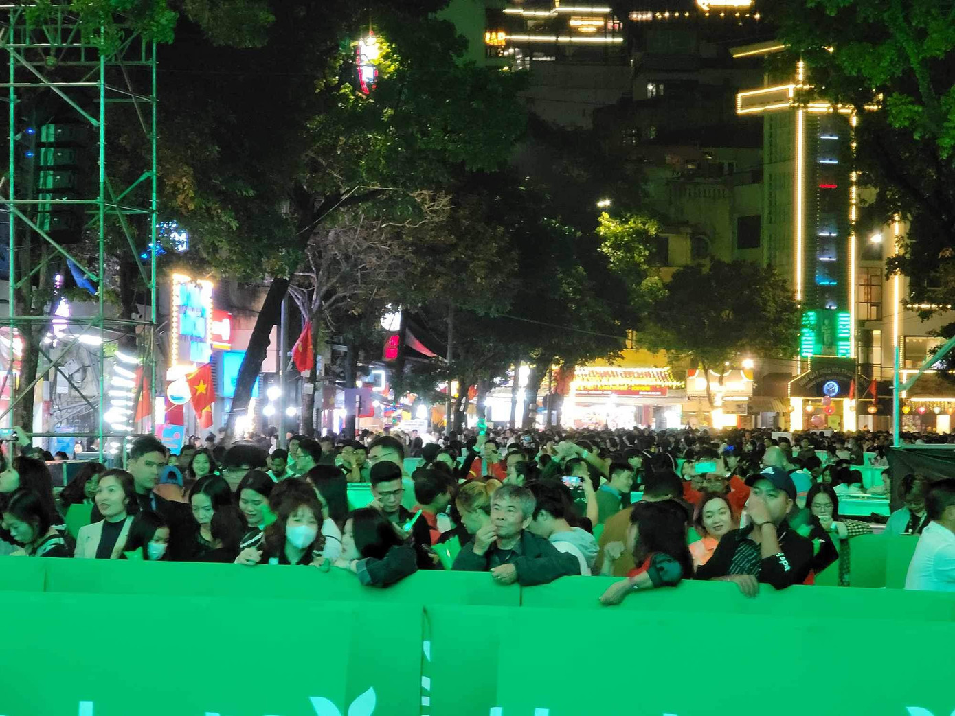 Nhiều người xếp hàng từ 16h để có thể vào được khu vực gần sân khấu nhất.