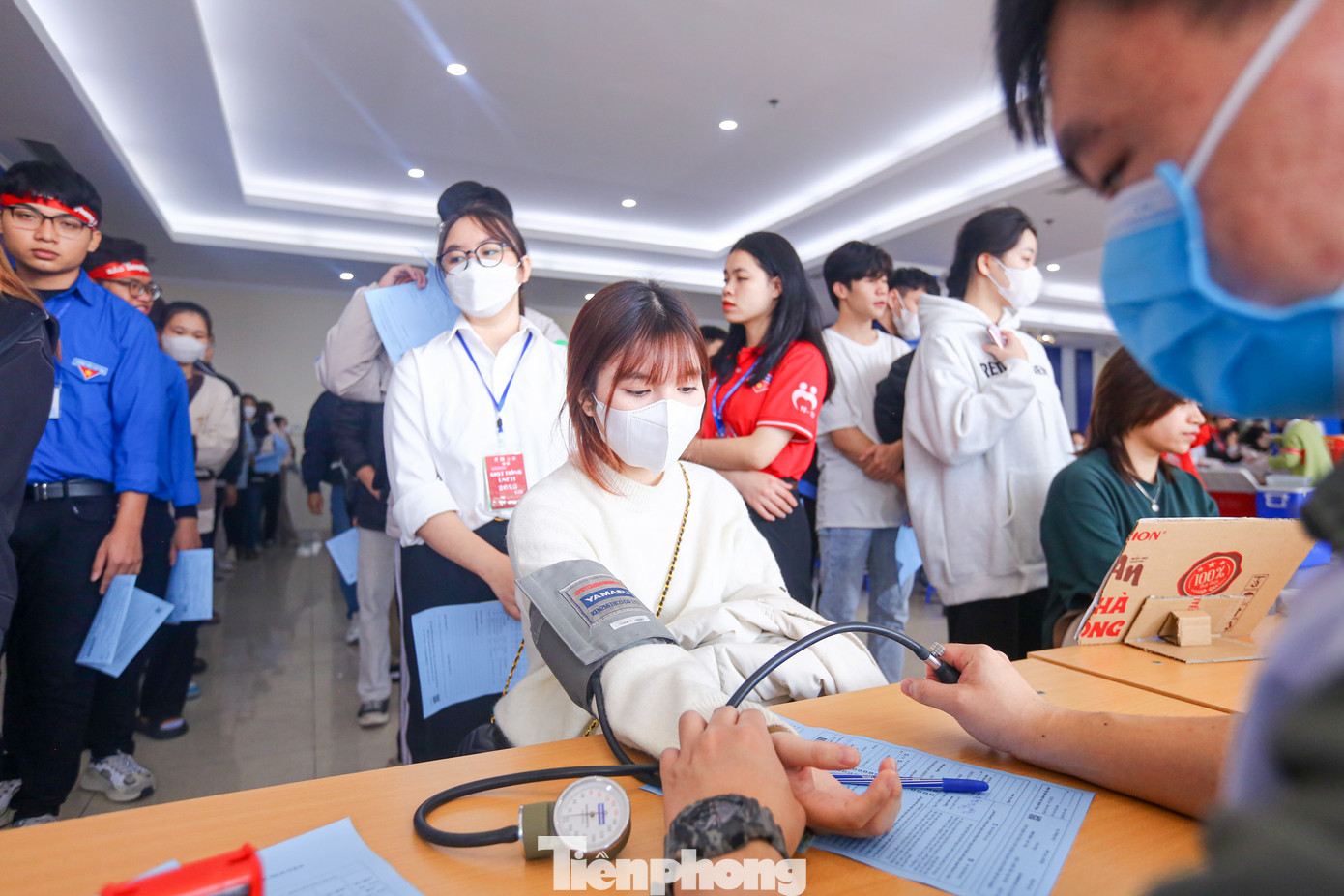 Sinh viên tiến hành đo huyết áp nhanh tại bàn khám sức khỏe.