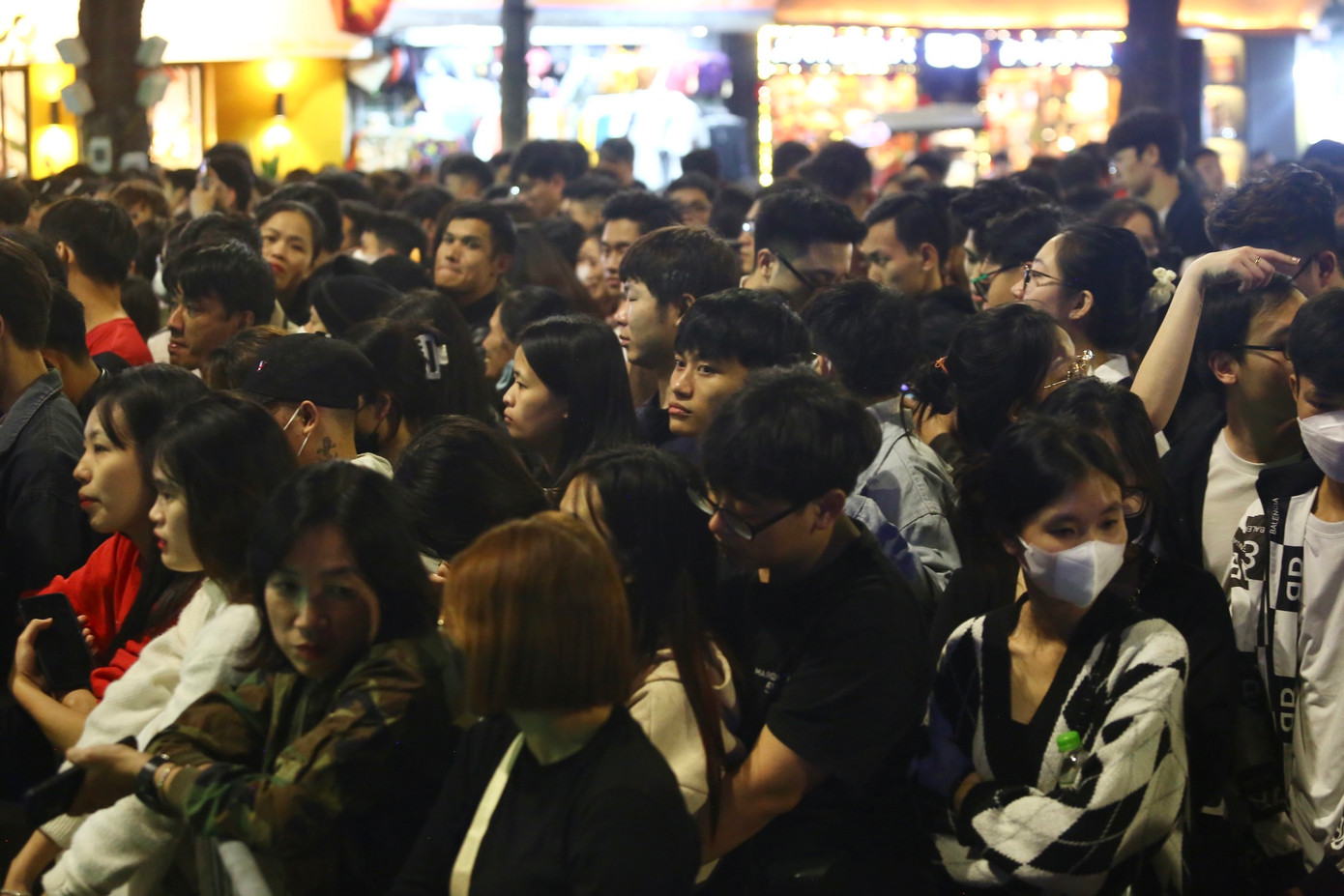 Chen chân trên khu vực phố Đinh Tiên Hoàng.