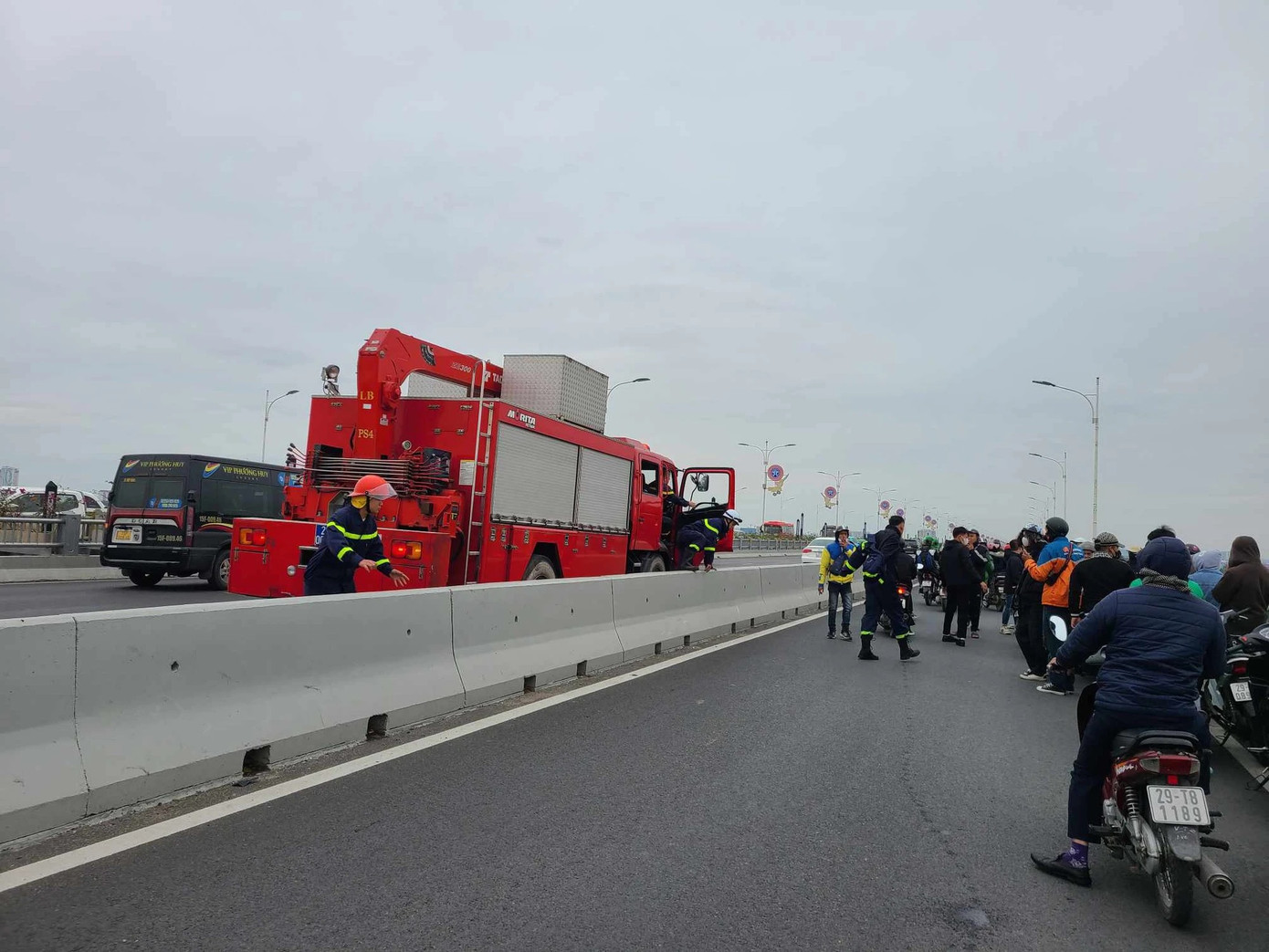 Lực lượng chức năng khẩn trương tìm kiếm nam thanh niên. Lực lượng chức năng khẩn trương tìm kiếm nam thanh niên.