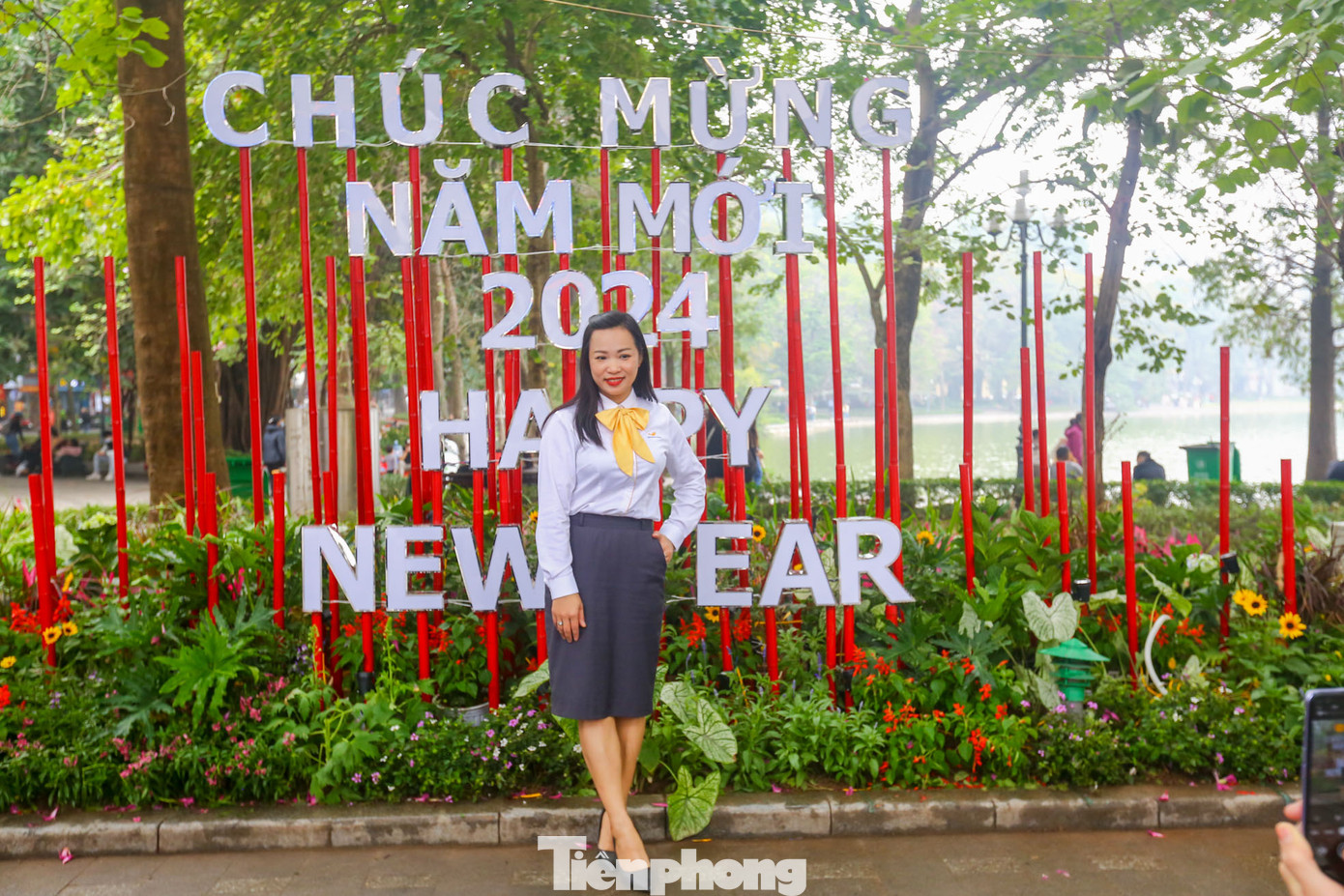 Du khách và người dân đến đây đều muốn có bức ảnh tươi tắn đón năm mới bên hồ Hoàn Kiếm.