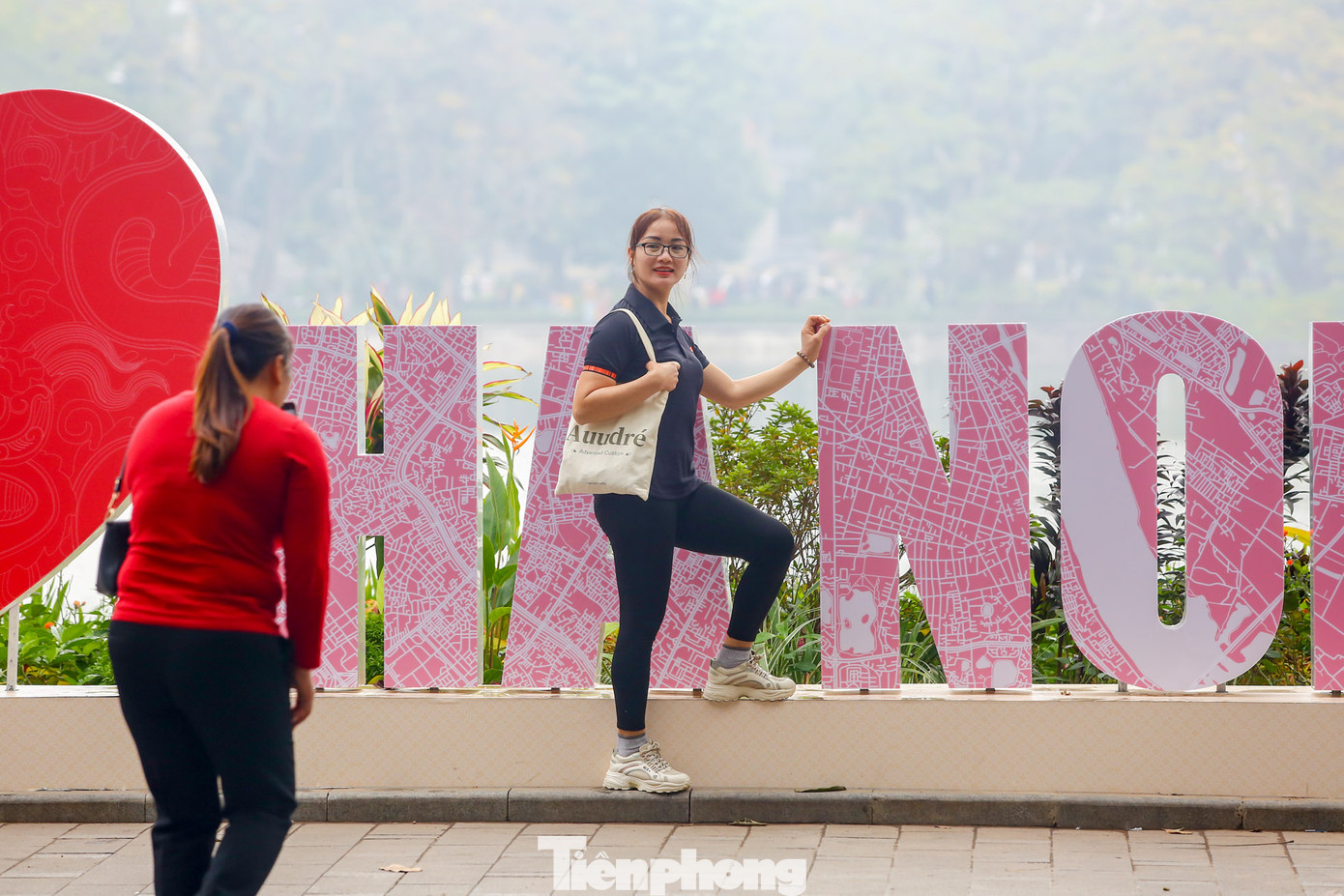 Khu vực vỉa hè phố Lê Thái Tổ được trang trí mô hình chào năm mới hút người dân, du khách đến chụp ảnh, check-in.