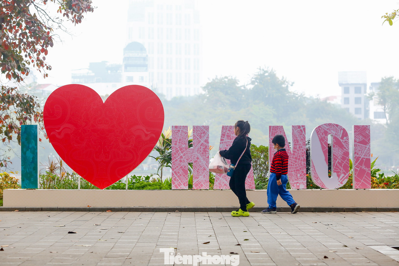 Ghi nhận của phóng viên, xung quanh hồ Hoàn Kiếm, và các vườn hoa đều được "thay áo mới" rực rỡ với thảm hoa đa dạng đón chào năm mới 2024.
