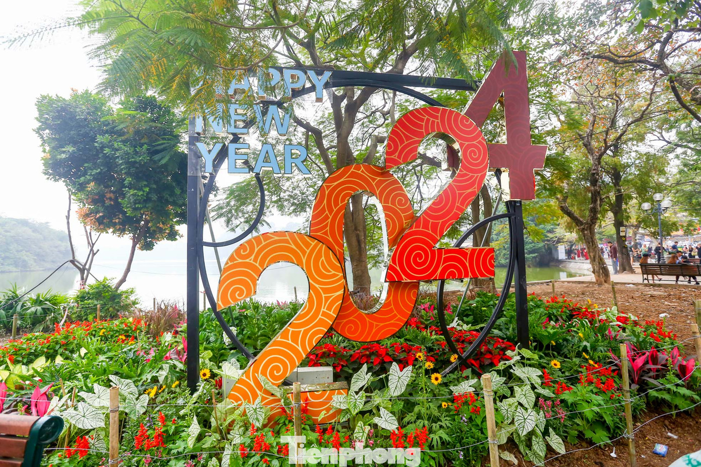 Bên cạnh đó, mô hình chào mừng năm mới 2024 được đặt tại khu vực Quảng trường Đông Kinh Nghĩa Thục thu hút người xem.