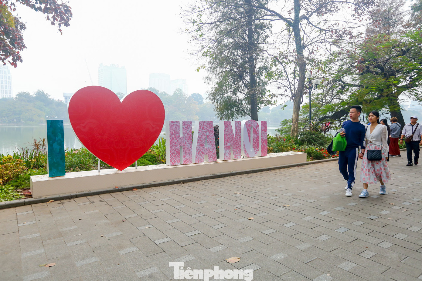 Để chào mừng năm mới 2024, quận Hoàn Kiếm đã thực hiện phương án chỉnh trang, các vườn hoa trên địa bàn, cùng với đó là 3 mô hình chào năm mới xung quanh hồ Hoàn Kiếm (quận Hoàn Kiếm, Hà Nội).