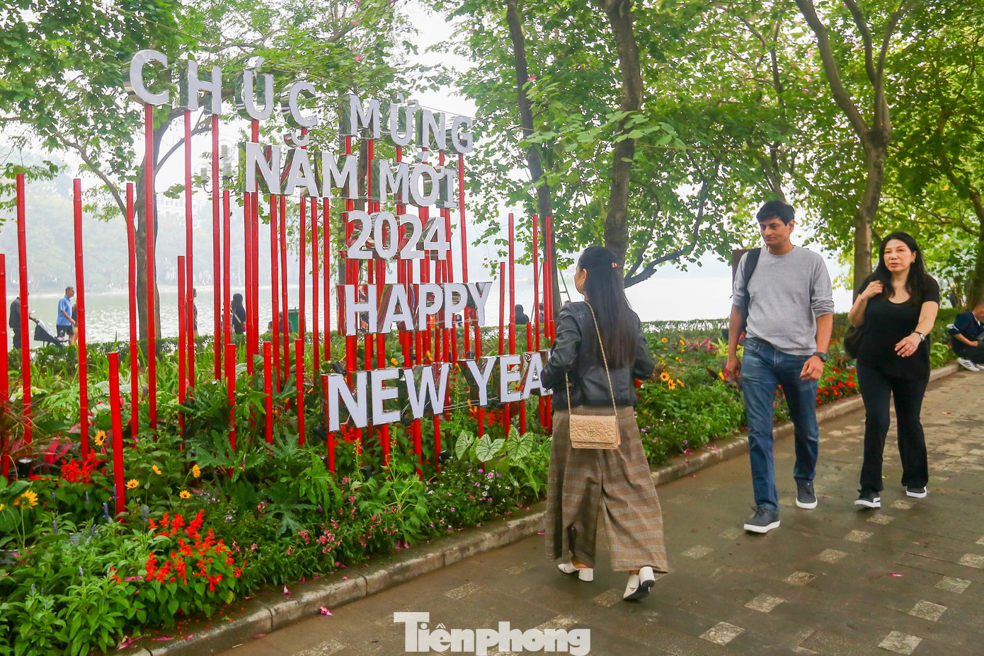 Ngoài ra quận Hoàn Kiếm bố trí mô hình chào mừng năm mới tại khu vực tháp Hòa Phong, thu hút hàng trăm lượt người dân, du khách đến chụp ảnh.